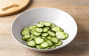 Салат с редисом, огурцом и зеленым луком - фото шаг 2