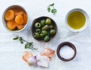 Легкий салат с зеленью, курагой и оливками - фото шаг 1