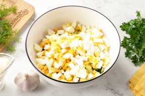 Салат с яйцом, сыром, кукурузой и огурцом - фото шаг 4