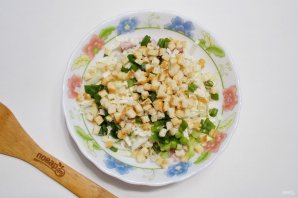 Салат с ветчиной, кукурузой и сухариками - фото шаг 5