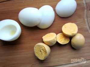 Фаршированные яйца со шпротами и красной икрой - фото шаг 1