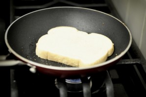 Омлет с хлебом и сыром   - фото шаг 6
