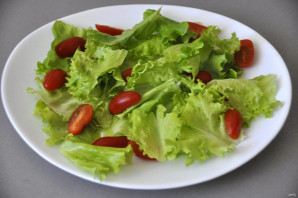 Зелёный салат с красной рыбой - фото шаг 3