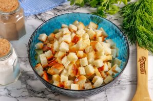 Салат с фасолью, сосисками, сыром и сухариками - фото шаг 6
