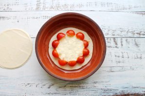 Пирог с камамбером и помидорами черри - фото шаг 3