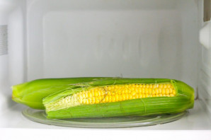 Кукуруза в микроволновке - фото шаг 2