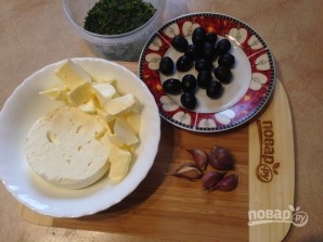 Шарики из брынзы с оливками в хлебных крошках - фото шаг 2