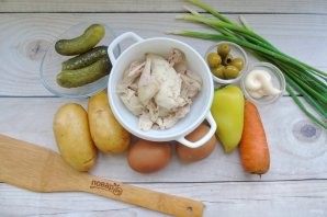 Салат "Оливье" с курицей, сладким перцем и оливками - фото шаг 1