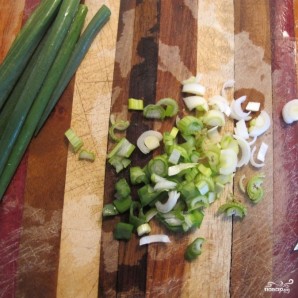 Омлет с петрушкой и зеленым луком - фото шаг 1