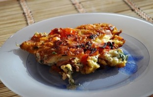 Яичница с колбасой, помидорами и сыром - фото шаг 6