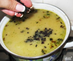 Летний суп из лисичек с плавленым сыром - фото шаг 7