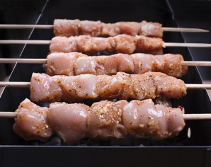 Рецепт шашлыка из курицы в чесночно-луковом маринаде - фото шаг 6