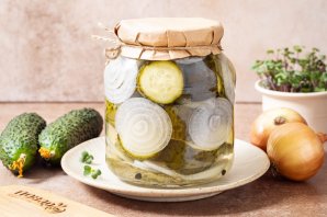 Огурцы с луком на зиму - фото шаг 11