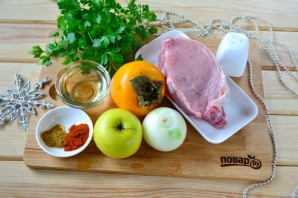 Мясо, запеченное с хурмой, яблоком и луком - фото шаг 1