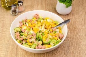 Диетический салат с тунцом и овощами - фото шаг 6