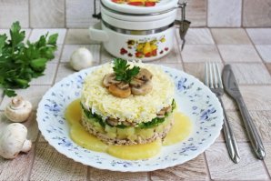 Слоёный салат с ананасами, курицей и жареными грибами - фото шаг 10