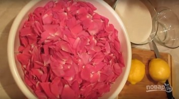 Варенье из розовых лепестков с лимонным соком - фото шаг 1