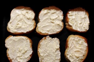 Бутерброды со шпротами в духовке - фото шаг 3