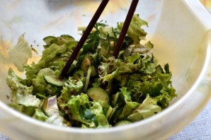 Освежающий салат из огурцов с арахисом - фото шаг 5