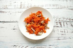 Салат с индейкой и корейской морковью - фото шаг 3