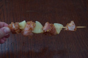 Индейка с ананасами на шпажках - фото шаг 7