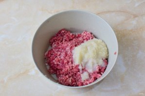 Говяжьи котлеты в духовке - фото шаг 3