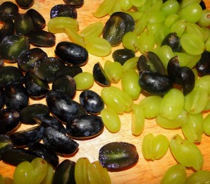 Салат с виноградом, и сыром, и чесноком - фото шаг 2