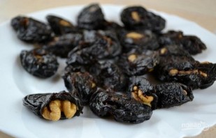Чернослив с орехами в сметане - фото шаг 2