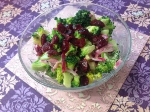 Салат из брокколи с вяленой клюквой - фото шаг 12