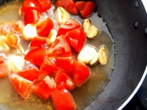 Жареная рыба с помидорами - фото шаг 4