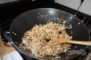 Жареный рис с креветками и овощами - фото шаг 4