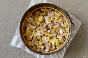 Песочный пирог с грибами и картофелем - фото шаг 8