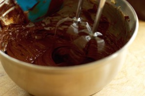 Шоколадный пирог в глазури - фото шаг 9