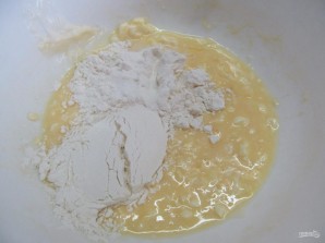 Закусочный кекс с кукурузой, колбасой и пармезаном - фото шаг 3