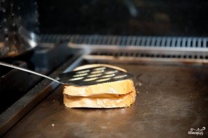 Горячий бутерброд на сковороде - фото шаг 5