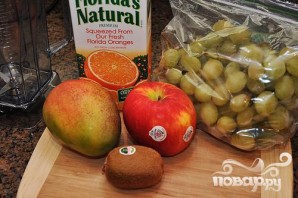 Витаминный напиток из киви, апельсина, винограда и манго - фото шаг 1