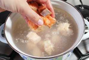 Рыбный суп с клецками - фото шаг 1