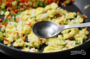 Рис с жареными овощами и яйцом - фото шаг 4