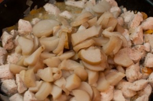 Курица с белыми грибами - фото шаг 4