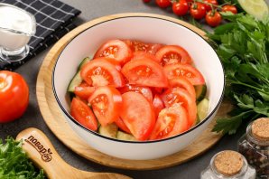 Салат из помидоров и огурцов со сметаной - фото шаг 3