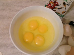Яйца с молоком на сковороде - фото шаг 1