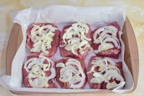 Мясо в духовке с помидорами