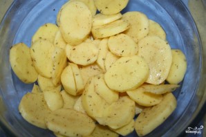 Картошка в духовке со сливками и сыром - фото шаг 1