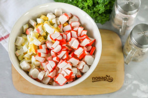 Салат с крабовыми палочками и овощами - фото шаг 4