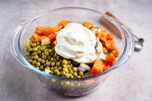 Салат винегрет с майонезом - фото шаг 8