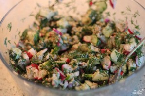 Сытный салат с редисом и ореховым соусом - фото шаг 5