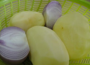 Картофель "Гармошка" с луком - фото шаг 1
