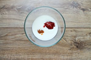 Соус из простокваши с томатной пастой - фото шаг 2