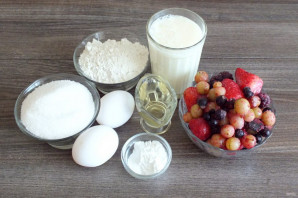 Пирог на молоке с ягодами - фото шаг 1