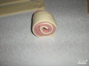 Слоеные завитушки с колбасой - фото шаг 2